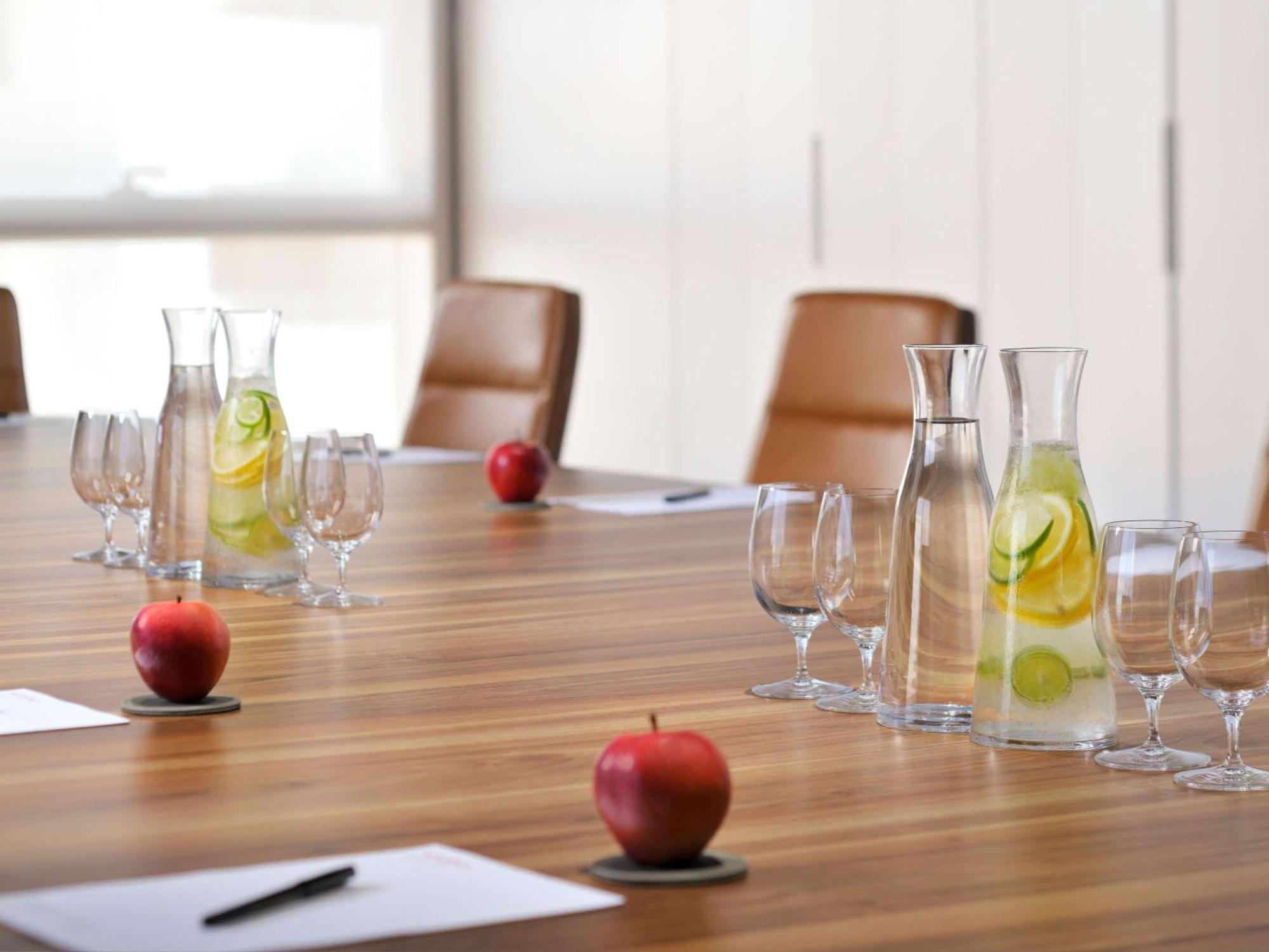 Moevenpick Hotel & Apartments Ghala Маскат Екстериор снимка Meeting room