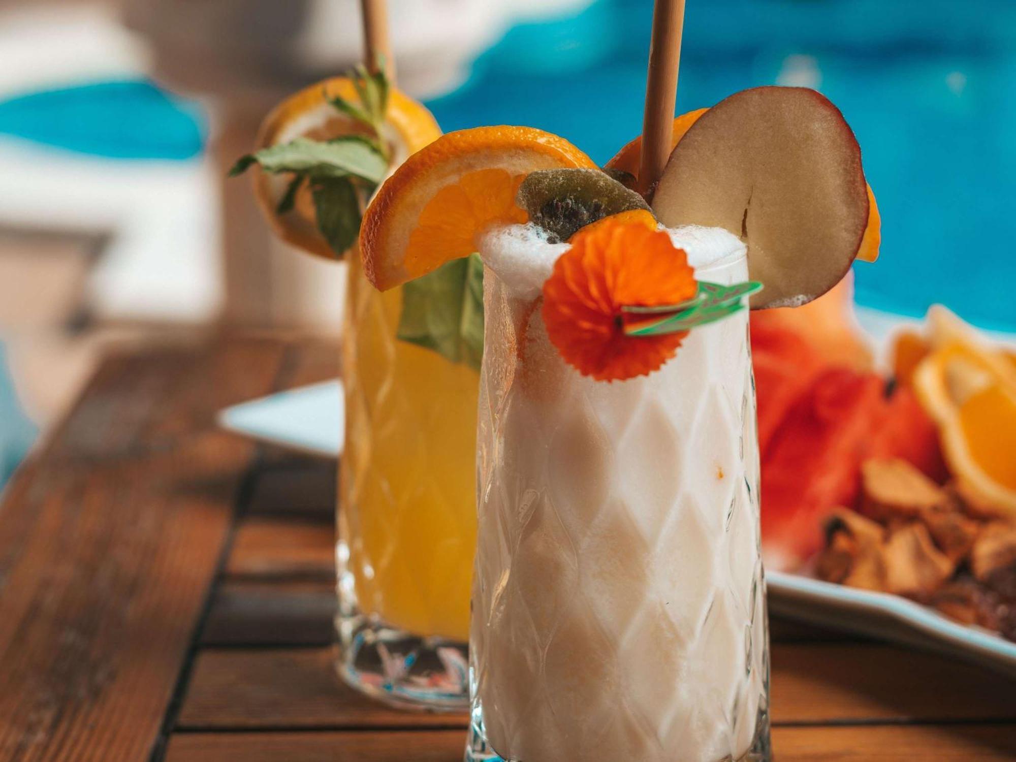 Moevenpick Hotel & Apartments Ghala Маскат Екстериор снимка A coconut margarita