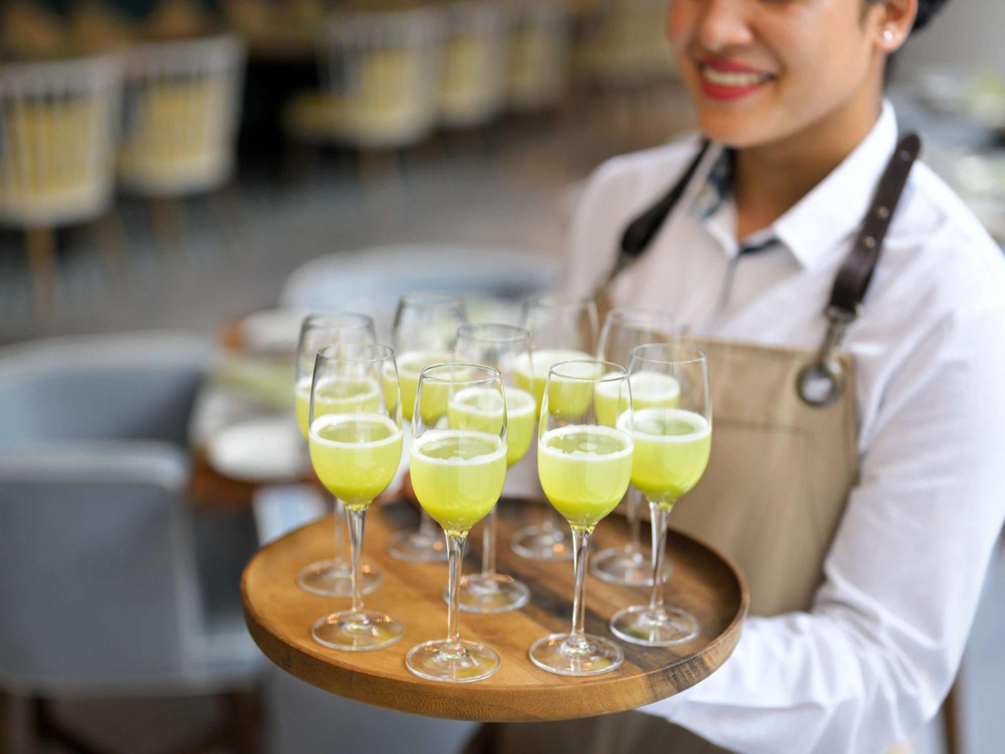 Moevenpick Hotel & Apartments Ghala Маскат Екстериор снимка A server holding a tray of cocktails