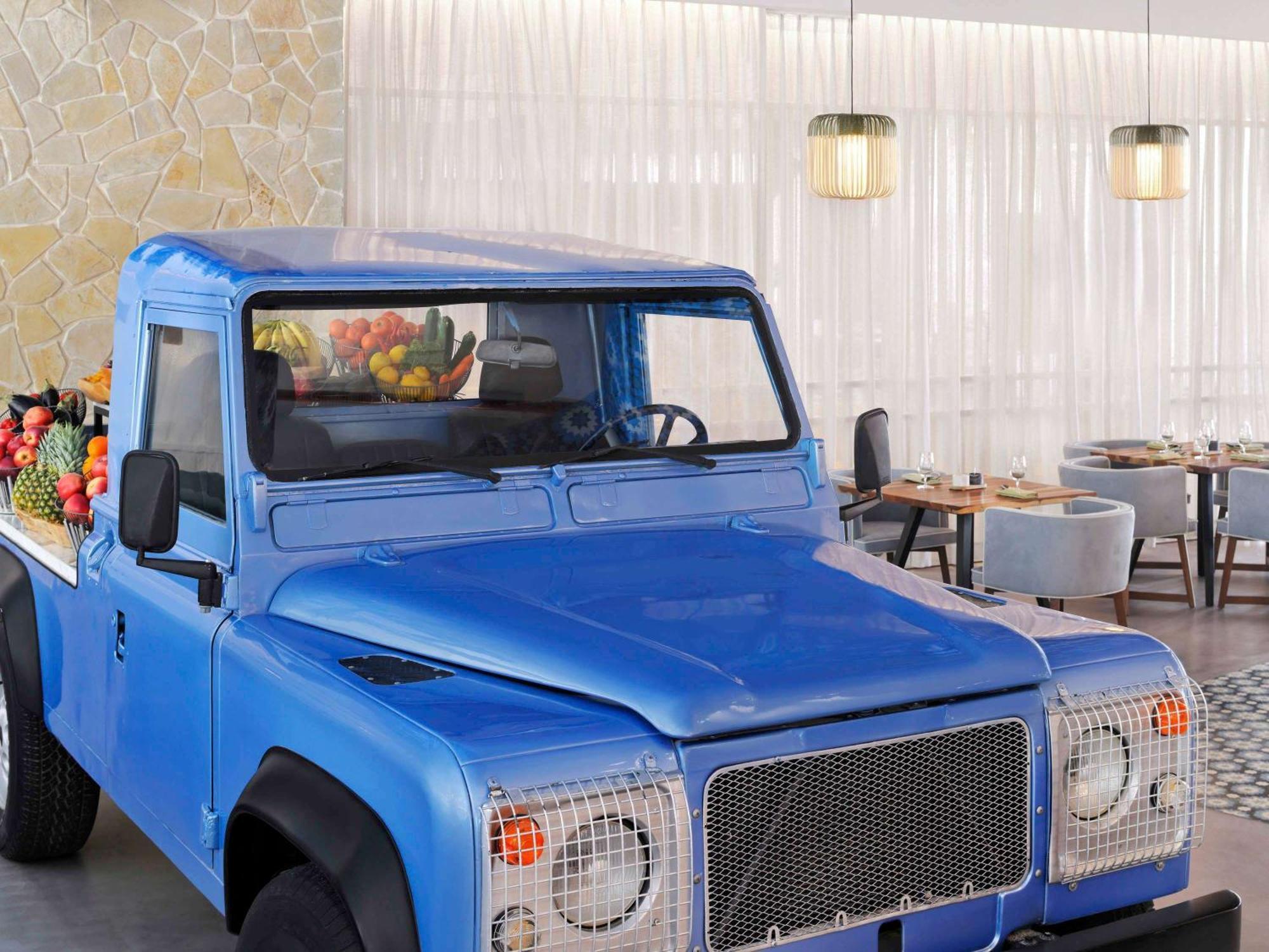 Moevenpick Hotel & Apartments Ghala Маскат Екстериор снимка The Land Rover Defender 90
