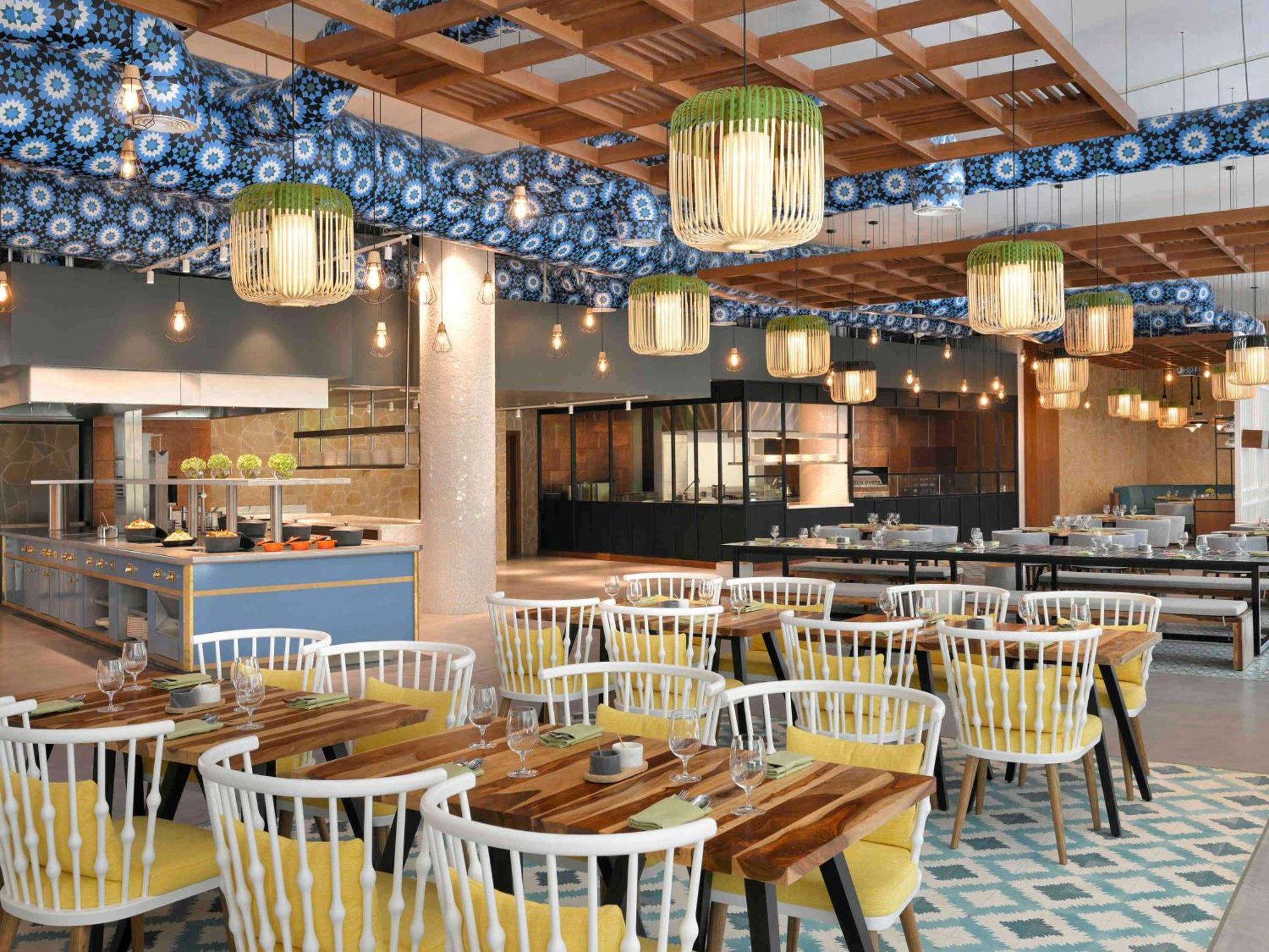 Moevenpick Hotel & Apartments Ghala Маскат Екстериор снимка The restaurant