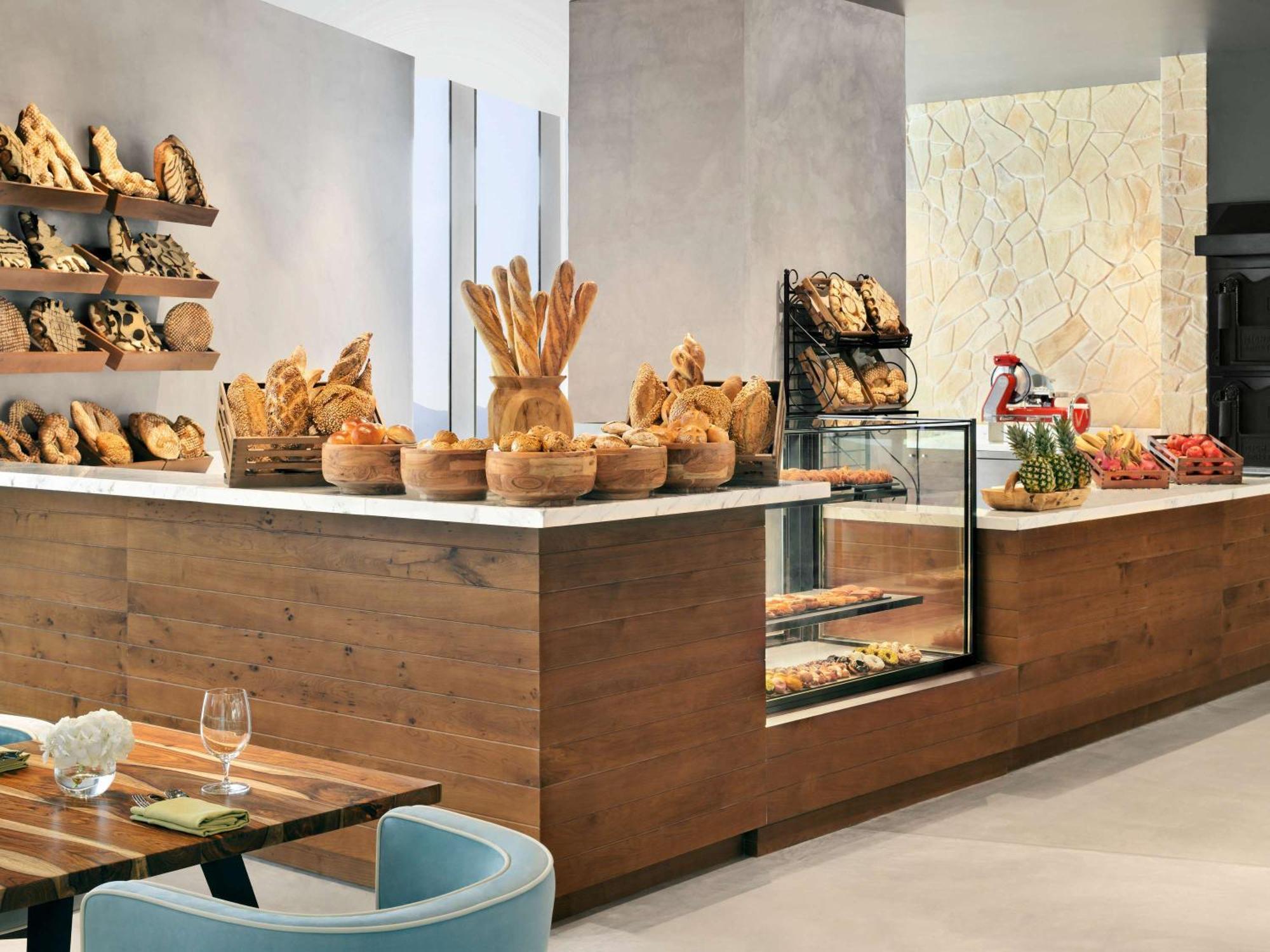 Moevenpick Hotel & Apartments Ghala Маскат Екстериор снимка Bakery at the hotel