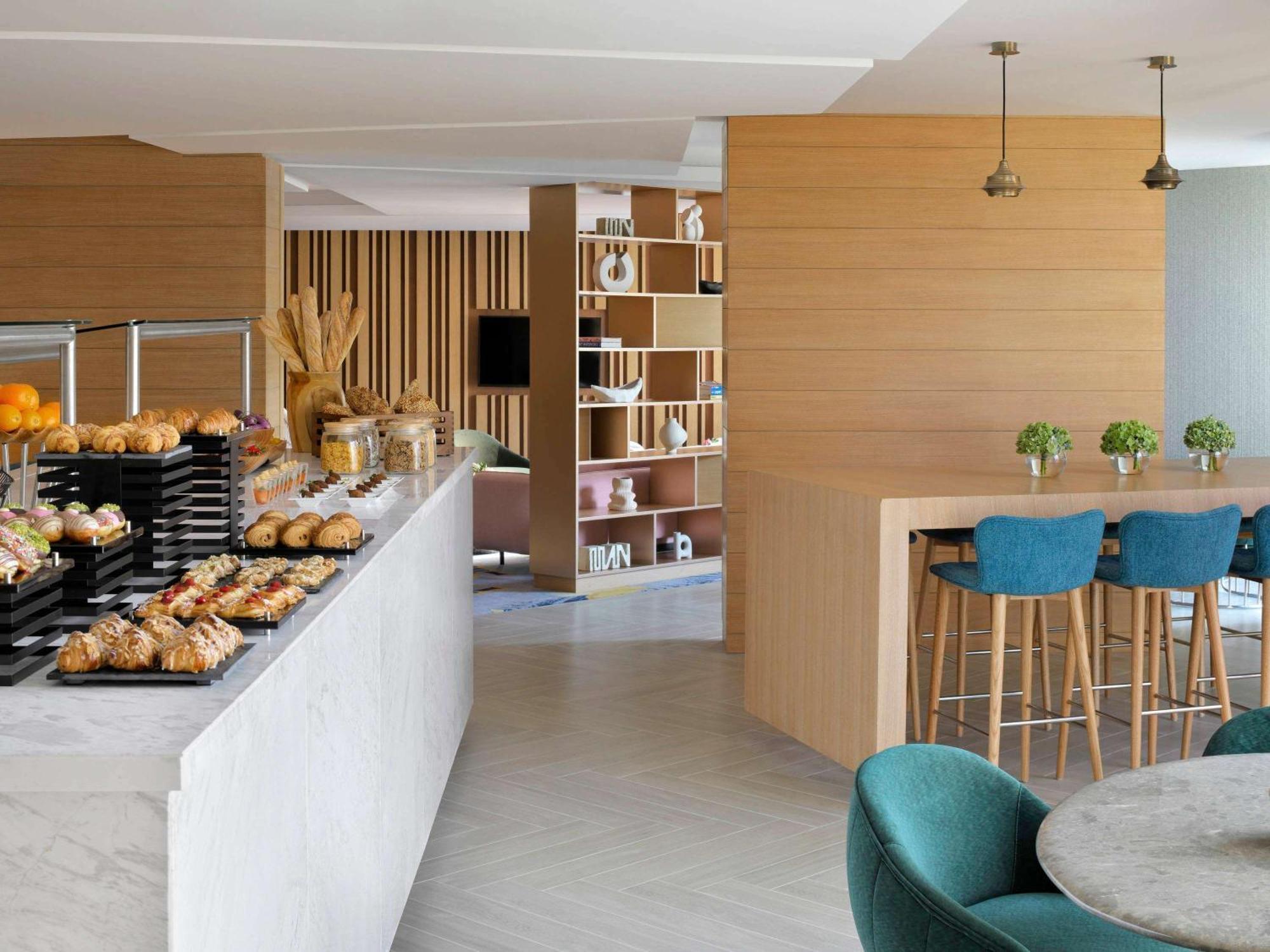 Moevenpick Hotel & Apartments Ghala Маскат Екстериор снимка The lounge at the airport
