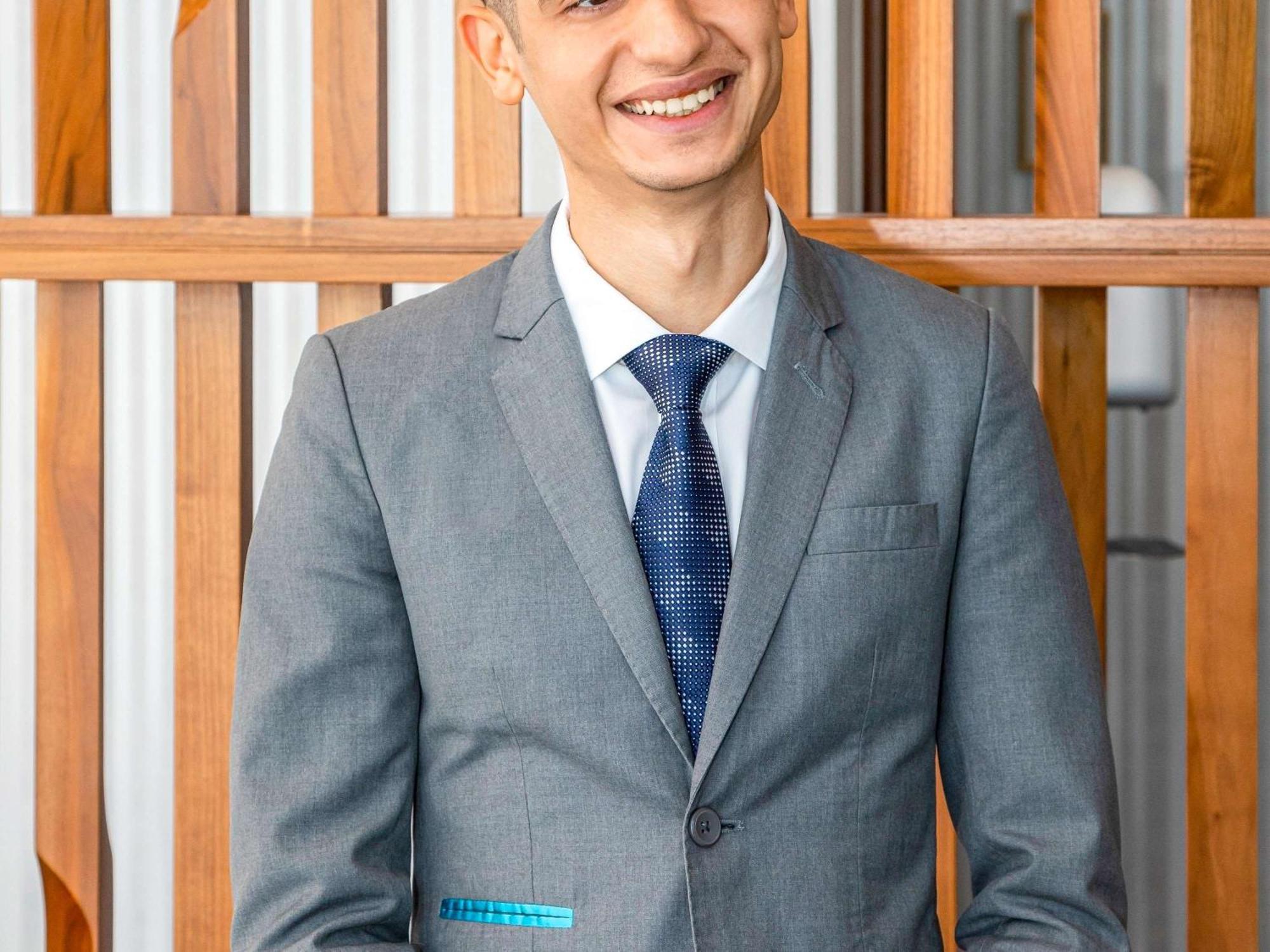Moevenpick Hotel & Apartments Ghala Маскат Екстериор снимка A man wearing a suit