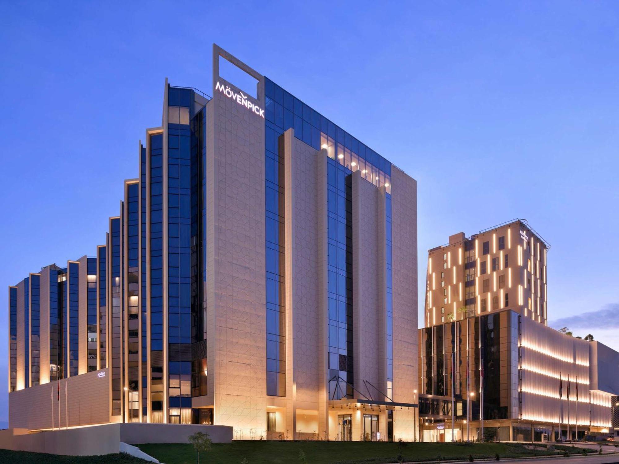 Moevenpick Hotel & Apartments Ghala Маскат Екстериор снимка The hotel at night