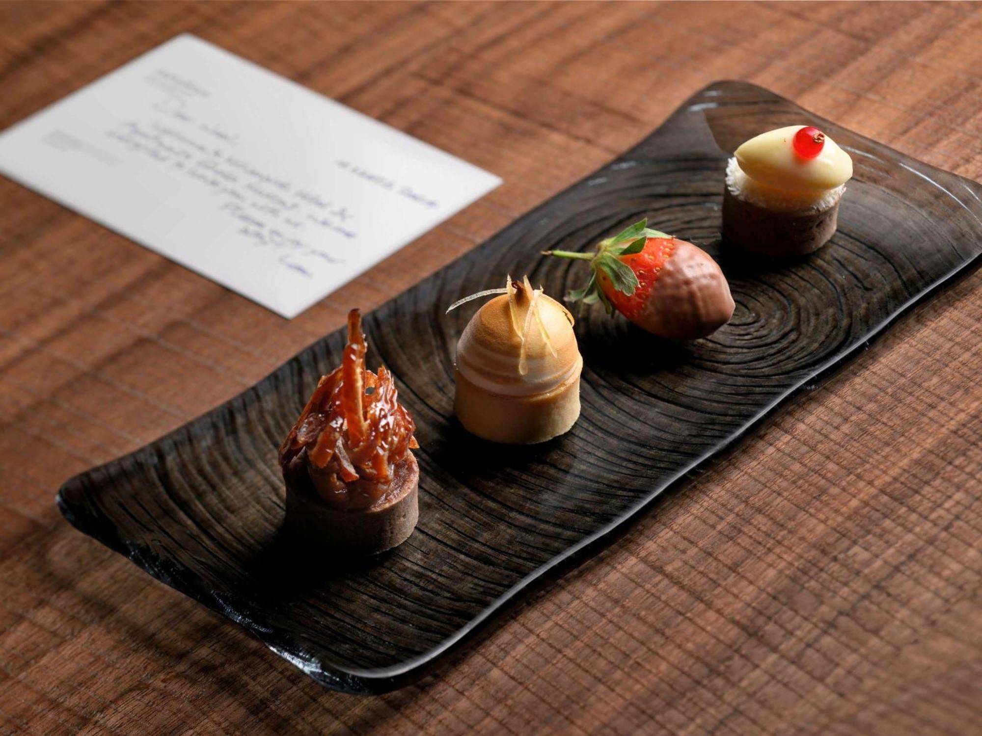 Moevenpick Hotel & Apartments Ghala Маскат Екстериор снимка A selection of petit fours