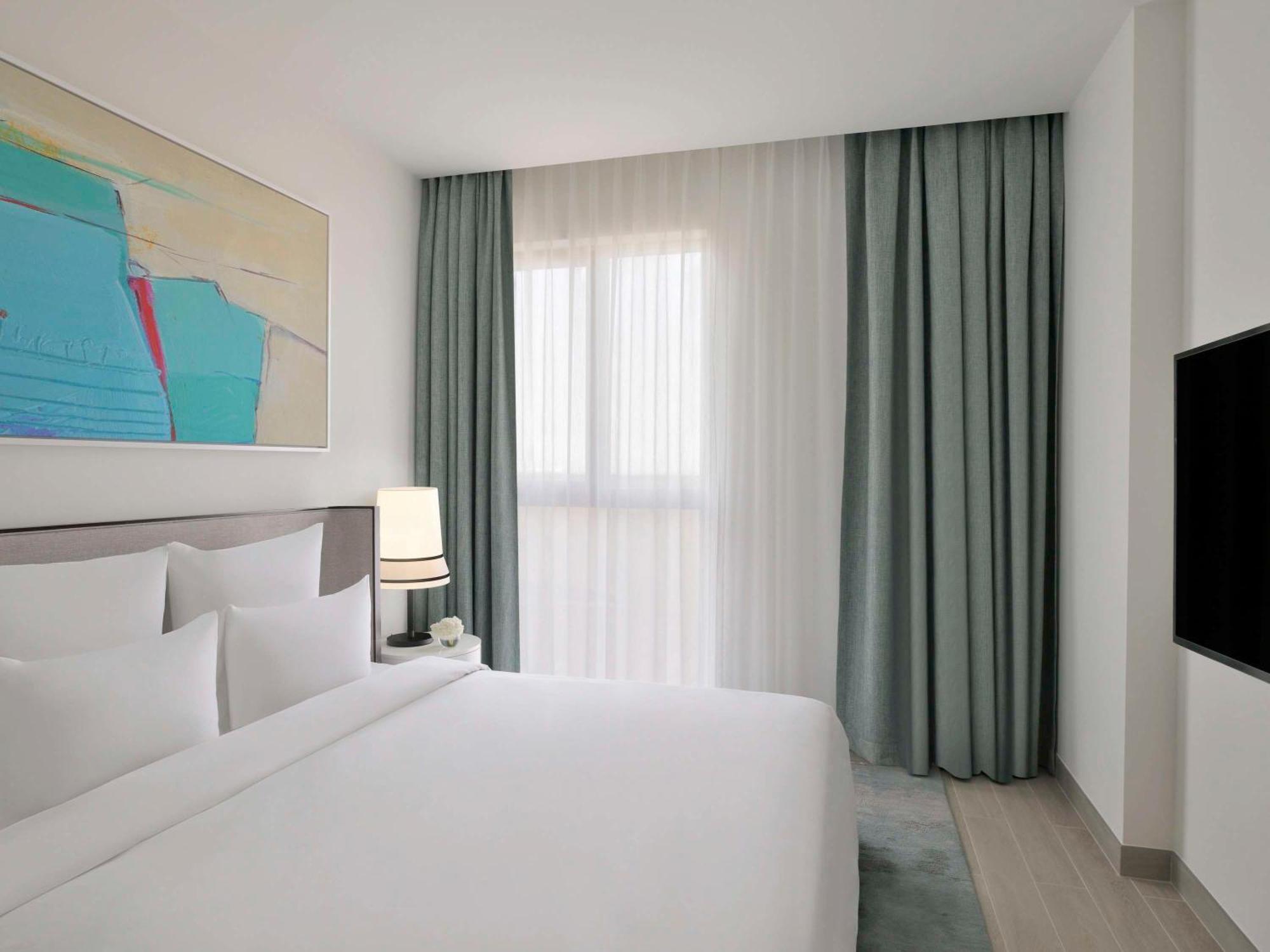 Moevenpick Hotel & Apartments Ghala Маскат Екстериор снимка A bedroom at the hotel